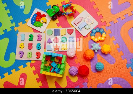 Lernspielzeug für Kinder auf einer Spielmatte. Stockfoto