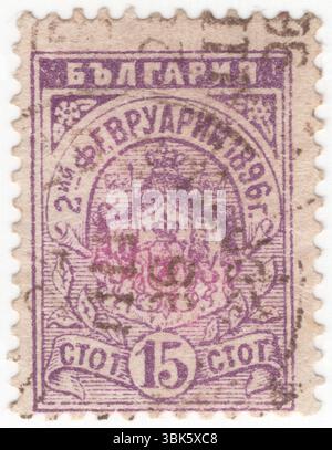 BULGARIEN — 2. Februar 1896: 15 stotinki-lila Briefmarke mit dem Wappen. Die Konversion des Säuglings-Fürsten Boris vom römisch-katholischen zum ostorthodoxen Christentum. Im Februar 1896 ebnete sein Vater den Weg für die Versöhnung Bulgariens und Russlands mit der Konvertierung des jungen Prinzen Boris vom römisch-katholischen zum ostorthodoxen Christentum, was Ferdinand die Frustration seiner Frau, die Feindseligkeit seiner katholischen österreichischen Verwandten (insbesondere seines Onkels Franz Joseph I. von Österreich) und die Exkommunikation aus der katholischen Kirche einbrachte Stockfoto