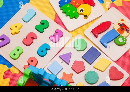 Lernspielzeug für Kinder auf einer Spielmatte. Stockfoto