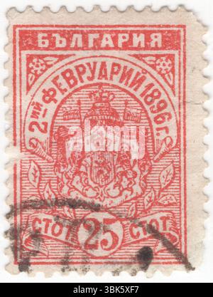 BULGARIEN — 2. Februar 1896: 25 stotinki-rote Briefmarke mit dem Wappen. Die Konversion des Säuglings-Fürsten Boris vom römisch-katholischen zum ostorthodoxen Christentum. Im Februar 1896 ebnete sein Vater den Weg für die Versöhnung Bulgariens und Russlands mit der Konvertierung des jungen Prinzen Boris vom römisch-katholischen zum ostorthodoxen Christentum, was Ferdinand die Frustration seiner Frau, die Feindseligkeit seiner katholischen österreichischen Verwandten (insbesondere seines Onkels Franz Joseph I. von Österreich) und die Exkommunikation aus der katholischen Kirche einbrachte Stockfoto