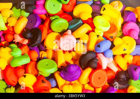 Niederlande, Amsterdam - 03.11.2024: Es gibt viele Souvenir-Gummienten. Stockfoto