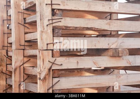 Holzregale aus Holzbalken. Stockfoto