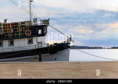 Altes Fischerboot im Hafen closeup Foto verankert Stockfoto