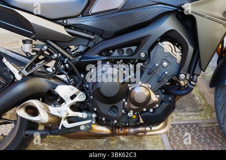 Nahaufnahme von Motorrad Motor auf der Straße Stockfoto