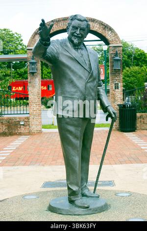 Statue von Colonel Sanders in Corbin, Kentucky, zu Ehren des Gründers des KFC, dem Geburtsort seines frittierten Hühnerreichs. Stockfoto