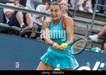 Berlin, Deutschland. Juni 2025. Tennis: WTA Tour, Singles, Frauen, Achtelfinale, Sabalenka (Weißrussland) - Masarova (Schweiz), Steffi Graf Stadium. Aryna Sabalenka (Weißrussland) gibt einen Ball zurück. Darlegung: Andreas Gora/dpa/Alamy Live News Stockfoto