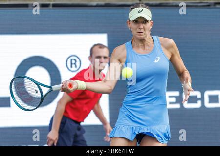 Berlin, Deutschland. Juni 2025. Tennis: WTA Tour, Singles, Frauen, Achtelfinale, Sabalenka (Weißrussland) - Masarova (Schweiz), Steffi Graf Stadium. Aryna Sabalenka (Weißrussland) gibt einen Ball zurück. Darlegung: Andreas Gora/dpa/Alamy Live News Stockfoto