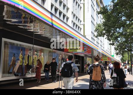 Stolz-Farben im Kaufhaus John Lewis in der Oxford Street, für Pride Month, Juni 2025, London, Großbritannien Stockfoto