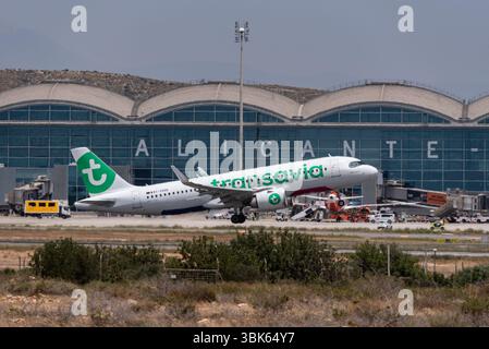 Transavia Airlines Airbus A320-252N Flugzeugjet startet vom Flughafen Alicante Elche, Costa Blanca, Spanien, EU. Alicante Terminal Gebäude Stockfoto