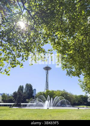 Springbrunnen des International Fountain mit Space Needle im Hintergrund, Seattle, Washington, USA, Nordamerika Stockfoto