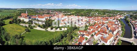 Faszinierende Aussicht aus der Vogelperspektive auf Donauwoerth mit seinen charakteristischen roten Dächern und historischen Gebäuden. Ein markantes Gebäude mit einem Turm hebt sich im Fo hervor Stockfoto