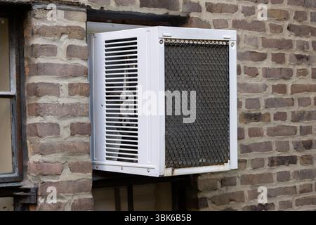 Außenansicht des Klimaanlagenfensters in vertikaler Ausrichtung, um ein kleines Flügelfenster zu montieren Stockfoto