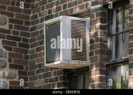 Außenansicht des Klimaanlagenfensters in vertikaler Ausrichtung, um ein kleines Flügelfenster zu montieren Stockfoto