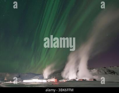 Aurora Borealis über dem Geothermiekraftwerk Hellisheiði, Island Stockfoto
