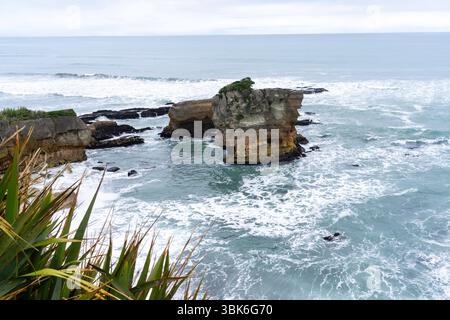 Foto von Punakaiki/Pancake Rocks, Paparoa National Park, Neuseeland an einem bewölkten Tag. Stockfoto