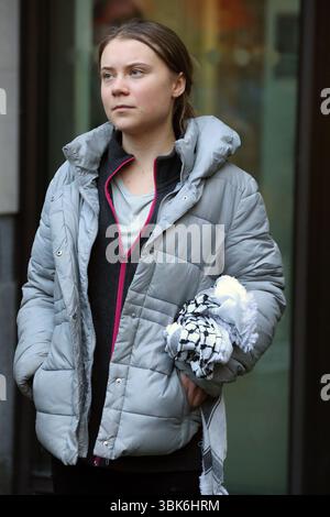 LONDON, ENGLAND – 2. FEBRUAR: Die schwedische Klimaaktivistin Greta Thunberg (C) steht vor dem Westminster Magistrates Court, als sie am 2. Februar 2024 aus einer Mittagspause in London zurückkehrt. Der 21-jährige Klimaaktivist wurde am 17. Oktober 2023 in der Nähe des InterContinental Hotels in Mayfair verhaftet, während er gegen das Energy Intelligence Forum protestierte. Sie steht vor einer Ordnungswidrigkeit wegen Nichteinhaltung der Polizeibedingungen. Am Donnerstag hörte das Westminster Magistrates' Court, dass sie eine letzte Verwarnung von zwei Metropolitan Police Offizieren erhalten habe, aber behauptet habe Stockfoto