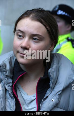 LONDON, ENGLAND – 2. FEBRUAR: Die schwedische Klimaaktivistin Greta Thunberg (C) steht vor dem Westminster Magistrates Court, als sie am 2. Februar 2024 aus einer Mittagspause in London zurückkehrt. Der 21-jährige Klimaaktivist wurde am 17. Oktober 2023 in der Nähe des InterContinental Hotels in Mayfair verhaftet, während er gegen das Energy Intelligence Forum protestierte. Sie steht vor einer Ordnungswidrigkeit wegen Nichteinhaltung der Polizeibedingungen. Am Donnerstag hörte das Westminster Magistrates' Court, dass sie eine letzte Verwarnung von zwei Metropolitan Police Offizieren erhalten habe, aber behauptet habe Stockfoto