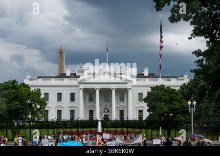Washington, Usa. Juni 2025. Am Mittwoch, den 18. Juni 2025, wird eine amerikanische Flagge auf einem Fahnenmast auf dem North Lawn des Weißen Hauses in Washington DC gesehen. Der Fahnenmast ist einer von zwei, die Präsident Trump persönlich bezahlt hat, wobei einer auf dem Südrasen und einer auf dem Nordrasen des Weißen Hauses installiert werden soll. (Foto: Aaron Schwartz/SIPA USA) Credit: SIPA USA/Alamy Live News Stockfoto