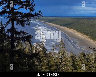 Blick auf den Pazifischen Ozean und die Wellen, die die Küste vom Tow Hill im Naikon Provincial Park auf Haida Gwaiii Island in British Columbia, Kanada treffen Stockfoto