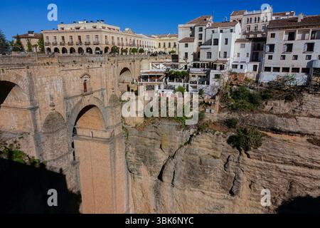 Die Steinbrücke Puente Nuevo aus dem 18. Jahrhundert überquert den El Tajo Canyon über den Fluss Guadalevin, die die neue Stadt und die Altstadt von Ronda in Spanien verbindet. Die vom Architekten José Martin de Aldehuela entworfene Brücke dauerte 34 Jahre und überspannte eine 390 Meter lange Schlucht. Stockfoto