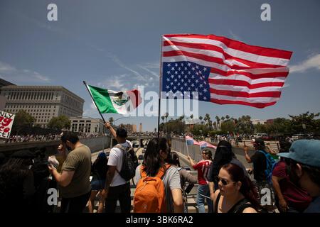 Los Angeles, Kalifornien, USA - 14. Juni 2025: Menschen protestieren, um gegen die Aktionen von Präsident Trump während der No Kings National Movement zu protestieren. Stockfoto