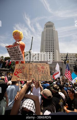 Los Angeles, Kalifornien, USA - 14. Juni 2025: Menschen protestieren, um gegen die Aktionen von Präsident Trump während der No Kings National Movement zu protestieren. Stockfoto