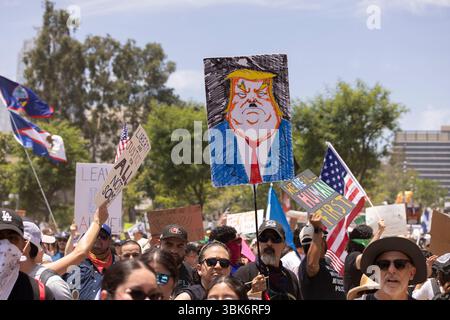 Los Angeles, Kalifornien, USA - 14. Juni 2025: Menschen protestieren, um gegen die Aktionen von Präsident Trump während der No Kings National Movement zu protestieren. Stockfoto