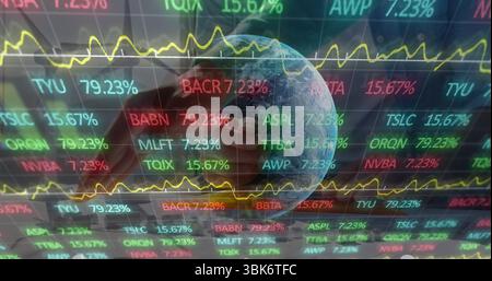 Schröpfende Geschäftshände mit schwebender Erdkugel auf Finanzdisplay mit Ticker-Symbolen Stockfoto