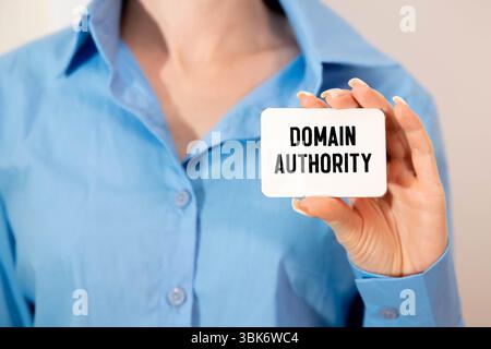 Notizblock mit Text-Domain-Berechtigung. Diagramm, roter Notizblock und weißer Hintergrund. Stockfoto
