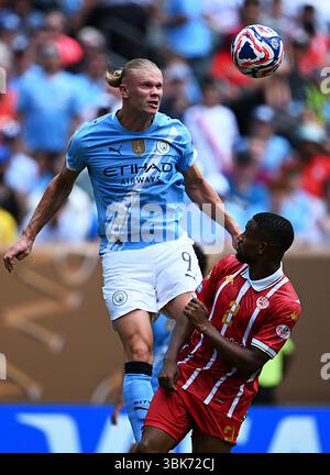 Philadelphia, USA. Juni 2025. Erling Haaland (L) aus Manchester City führt den Ball während des Gruppenspiels zwischen dem Engländer Manchester City und Maroccos Wydad AC bei der FIFA Club-Weltmeisterschaft 2025 in Philadelphia, USA, am 18. Juni 2025 an. Quelle: Wu Xiaoling/Xinhua/Alamy Live News Stockfoto
