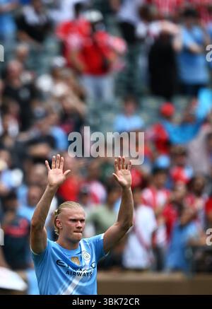 Philadelphia, USA. Juni 2025. Erling Haaland aus Manchester City begrüßt die Zuschauer nach dem Spiel der Gruppe G zwischen dem Engländer Manchester City und dem Marocco-FC Wydad AC bei der FIFA Club-Weltmeisterschaft 2025 in Philadelphia, USA, am 18. Juni 2025. Quelle: Wu Xiaoling/Xinhua/Alamy Live News Stockfoto