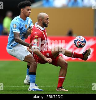 Philadelphia, USA. Juni 2025. Nordin Amrabat (R) von Wydad AC kontrolliert den Ball während des Gruppenspiels zwischen Manchester City und Wydad AC von Marocco bei der FIFA Club-Weltmeisterschaft 2025 in Philadelphia, USA, am 18. Juni 2025. Quelle: Wu Xiaoling/Xinhua/Alamy Live News Stockfoto