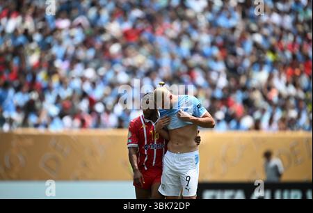 Philadelphia, USA. Juni 2025. Erling Haaland (R) von Manchester City reagierte während des Gruppenspiels zwischen Manchester City und Maroccos Wydad AC bei der FIFA Club-Weltmeisterschaft 2025 in Philadelphia, USA, am 18. Juni 2025. Quelle: Wu Xiaoling/Xinhua/Alamy Live News Stockfoto