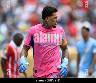 Philadelphia, USA. Juni 2025. Ederson, Torhüter von Manchester City, reagiert während des Gruppenspiels zwischen dem Engländer Manchester City und Maroccos Wydad AC bei der FIFA Club-Weltmeisterschaft 2025 in Philadelphia, USA, am 18. Juni 2025. Quelle: Wu Xiaoling/Xinhua/Alamy Live News Stockfoto