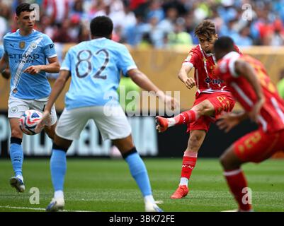 Philadelphia, USA. Juni 2025. Oussama Zemraoui (2. R) von Wydad AC Shoots während des Gruppenspiels zwischen Manchester City und Wydad AC von Marocco bei der FIFA Club-Weltmeisterschaft 2025 in Philadelphia, USA, am 18. Juni 2025. Quelle: Wu Xiaoling/Xinhua/Alamy Live News Stockfoto