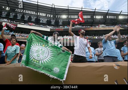 Philadelphia, USA. Juni 2025. Die Fans von Wydad AC jubeln beim Gruppenspiel der FIFA Club-Weltmeisterschaft 2025 zwischen Manchester City FC und Wydad AC im Lincoln Financial Field in Philadelphia, PA, am 18. Juni 2025. (Foto: Anthony Behar/SIPA USA) Credit: SIPA USA/Alamy Live News Stockfoto