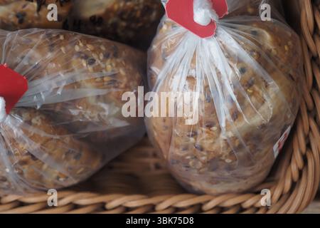 Bäckerei mit verschiedenen frisch verpackten Brotsorten in Beuteln Stockfoto