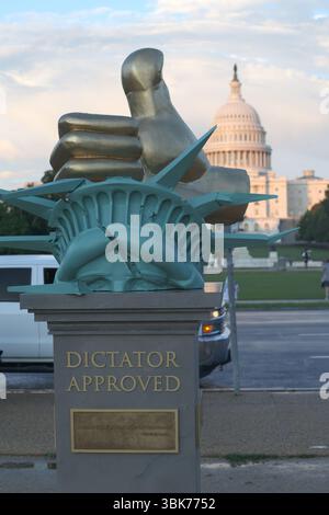 Washington, DC, USA. Juni 2025. Blick auf die 8 Meter hohe Skulptur „Diktator Approved“ in der National Mall in Washington, DC am 18. Juni 2025. Quelle: Mpi34/Media Punch/Alamy Live News Stockfoto