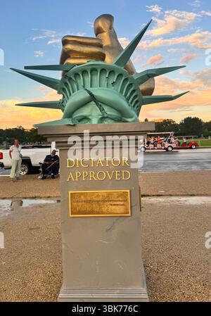 Washington, DC, USA. Juni 2025. Blick auf die 8 Meter hohe Skulptur „Diktator Approved“ in der National Mall in Washington, DC am 18. Juni 2025. Quelle: Mpi34/Media Punch/Alamy Live News Stockfoto