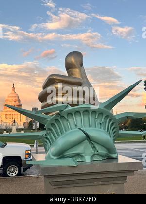 Washington, DC, USA. Juni 2025. Blick auf die 8 Meter hohe Skulptur „Diktator Approved“ in der National Mall in Washington, DC am 18. Juni 2025. Quelle: Mpi34/Media Punch/Alamy Live News Stockfoto
