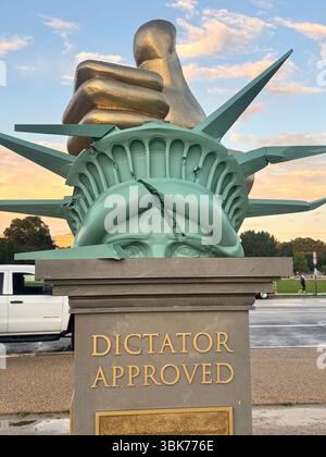 Washington, DC, USA. Juni 2025. Blick auf die 8 Meter hohe Skulptur „Diktator Approved“ in der National Mall in Washington, DC am 18. Juni 2025. Quelle: Mpi34/Media Punch/Alamy Live News Stockfoto