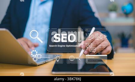 Geschäftsmann, der Tablets für die SEO-Analyse verwendet und dabei Suchmaschinenoptimierung, Website-Ranking, digitales Marketing und Online-Traffic darstellt. Internet b Stockfoto