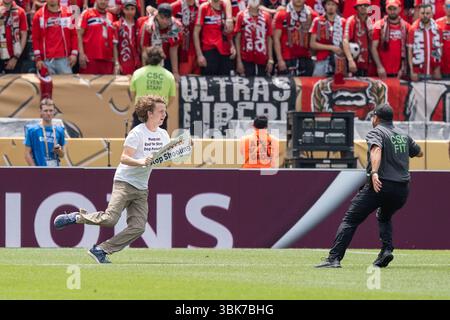 Philadelphia, PA, 18. Juni 2025: PETA-Aktivist, der gegen das Töten von Hunden und Katzen in Marokko protestierte, marschierte auf dem Spielfeld ein, bevor sie von Wertpapieren angegriffen und während der FIFA Club-Weltmeisterschaft 2025 weggebracht wurde: Manchester City vs Wydad AC Match im Lincoln Financial Field in Philadelphia, Pennsylvania, USA am 18. Juni 2025. Manchester City gewann 2:0. Quelle: Lev Radin/Alamy News Live Stockfoto