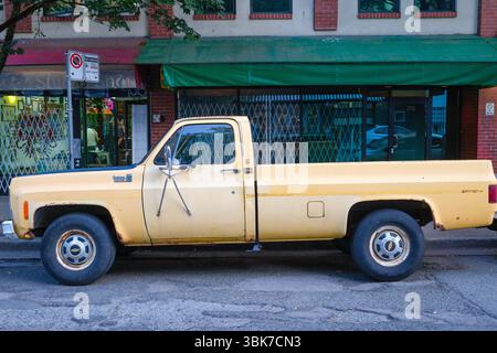 Ein Chevy Pickup-Truck aus den späten 1970er Jahren parkte entlang der East Georgia Street in Chinatown, Vancouver, BC. Stockfoto