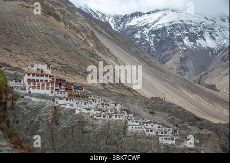 Malerischer Weitwinkelblick auf das Diskit-Kloster auf einem zerklüfteten Hügel im Nubra-Tal, Ladakh, Indien, mit Himalaya-Bergen und Wüstenlandschaft. Stockfoto