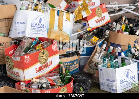Bali, Indonesien - 25. Dezember 2024: Müllhaufen einschließlich Bierboxen und Flaschen. Die Szene ist eine von Desorganisation und Verschwendung Stockfoto