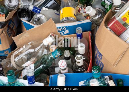 Bali, Indonesien - 25. Dezember 2024: Müllhaufen einschließlich Bierboxen und Flaschen. Die Szene ist eine von Desorganisation und Verschwendung Stockfoto