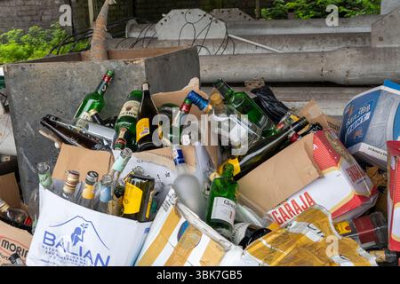 Bali, Indonesien - 25. Dezember 2024: Müllhaufen einschließlich Bierboxen und Flaschen. Die Szene ist eine von Desorganisation und Verschwendung Stockfoto