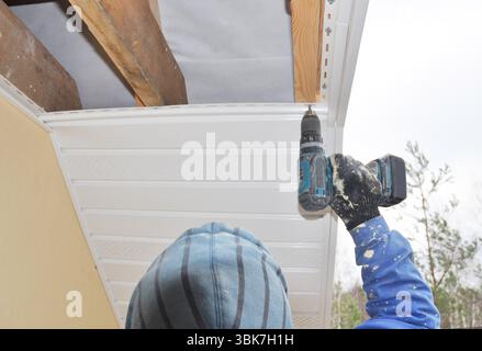 Dachdecker Fachfirma installieren auf haus dach neue Laibung und Faszien. Dach- Konstruktion. Laibung, Faszien Installation. Stockfoto