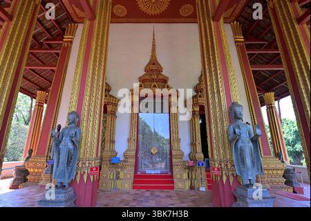 Stehende Buddha-Statuen in der Vernichtung der Angst oder Abhayamudra, am Eingang des ehemaligen Ho Phra Kaeo Tempels, heute ein Museum für religiöse Kunst in Laos Stockfoto